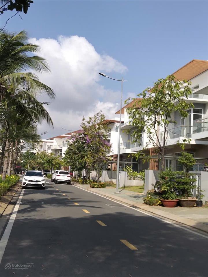 Bán 1 căn gốc siêu to 130m2  có thang máy tại long trường  0934 002 ***