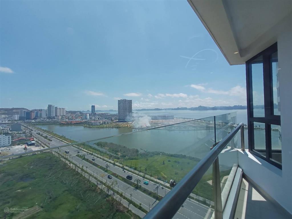 Chính chủ cho thuê căn hộ hiện đại 3 phòng ngủ, tầng cao, view đẹp, tiện nghi, giá phải chăng.