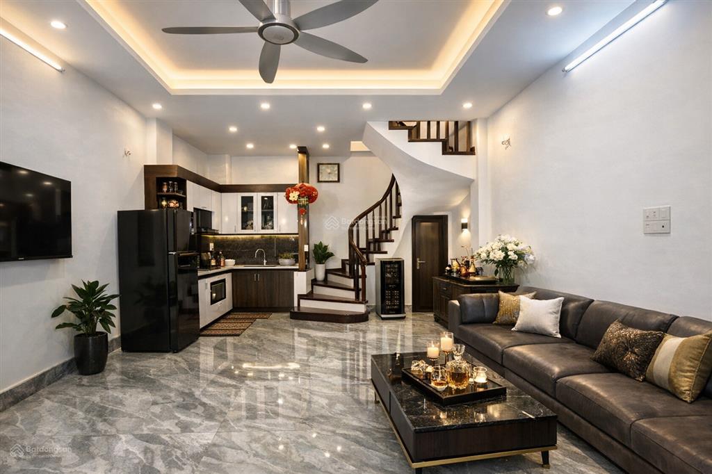 Nhà đẹp chủ cán bộ cầu giấy, xây tâm huyết, ngõ nông ô tô, xung quanh toàn trường học, nội thất đep