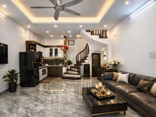 Nhà đẹp chủ cán bộ cầu giấy, xây tâm huyết, ngõ nông ô tô, xung quanh toàn trường học, nội thất đep