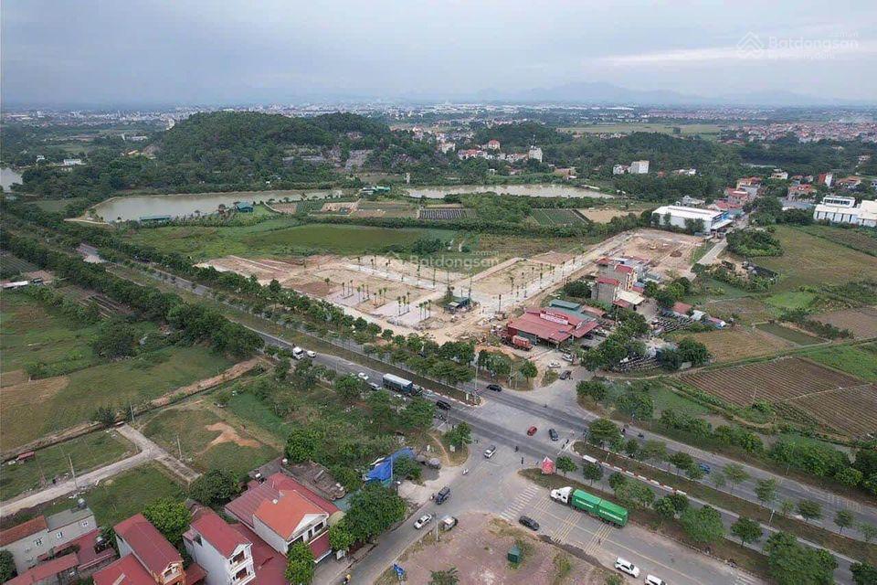 Bán đất đấu giá 136m2 tại đường 100m, sổ đỏ sang tên, lô góc 3 mặt tiền, kinh doanh rộng rãi