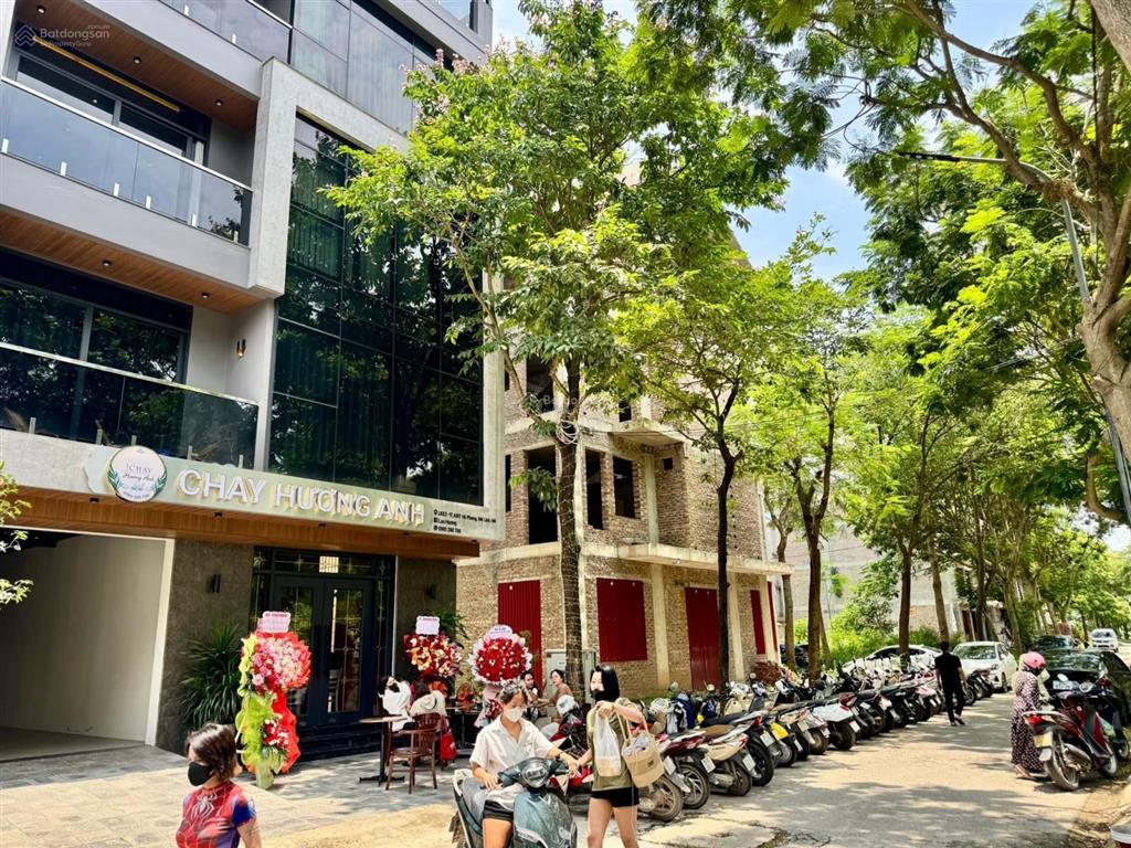 Cần tiền bán nhà thô 160 m2 mặt tiền 8 m, phù hợp ở kinh doanh văn phòng, doanh thu 40 triệu/tháng