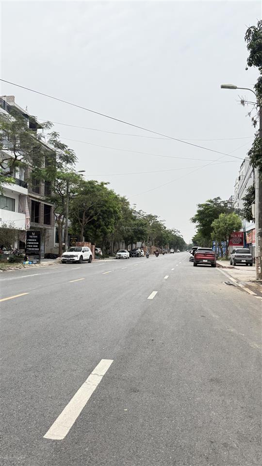 Hàng ngộp bank, 190 m2 mặt đường 24 m, kinh doanh đa ngành nghề, giáp với trường đại học ngân hàng