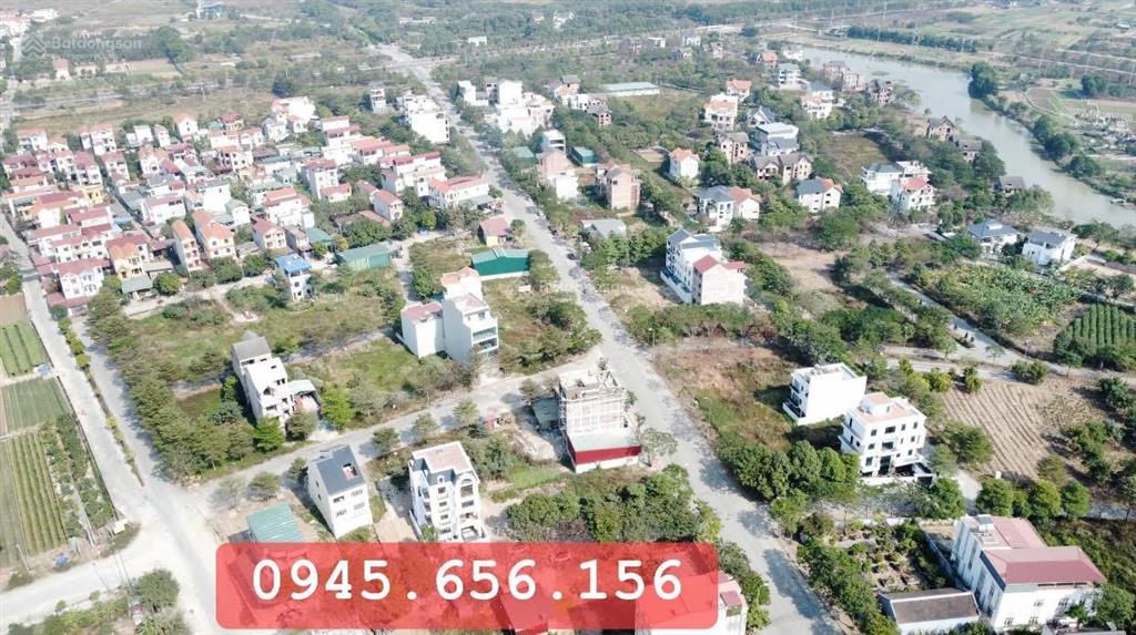 Hàng ngộp bank, 190 m2 mặt đường 24 m, kinh doanh đa ngành nghề, giáp với trường đại học ngân hàng