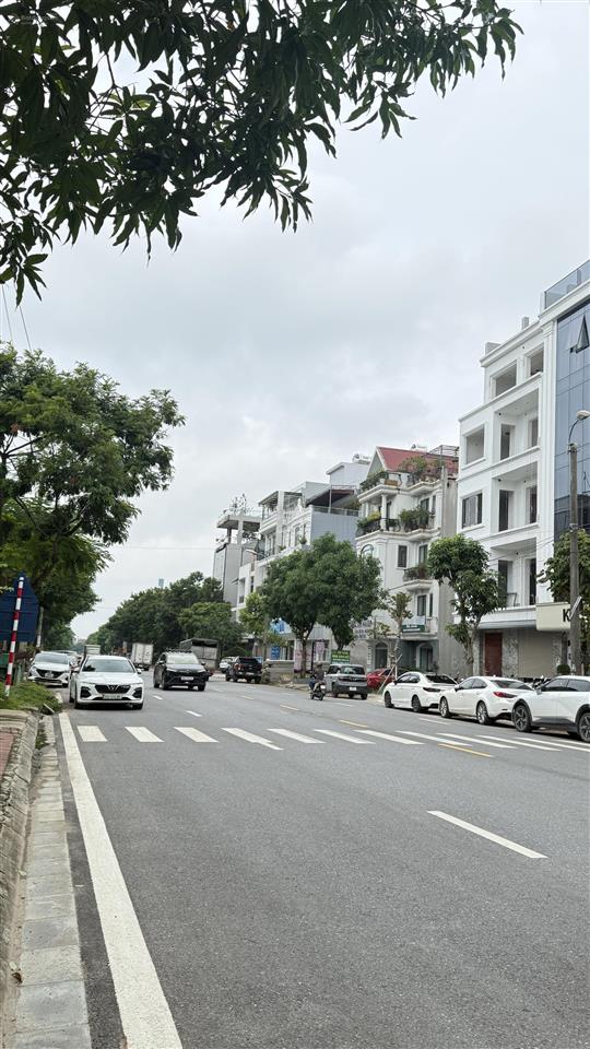 Hàng ngộp bank, 190 m2 mặt đường 24 m, kinh doanh đa ngành nghề, giáp với trường đại học ngân hàng