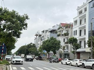Hàng ngộp bank, 190 m2 mặt đường 24 m, kinh doanh đa ngành nghề, giáp với trường đại học ngân hàng.