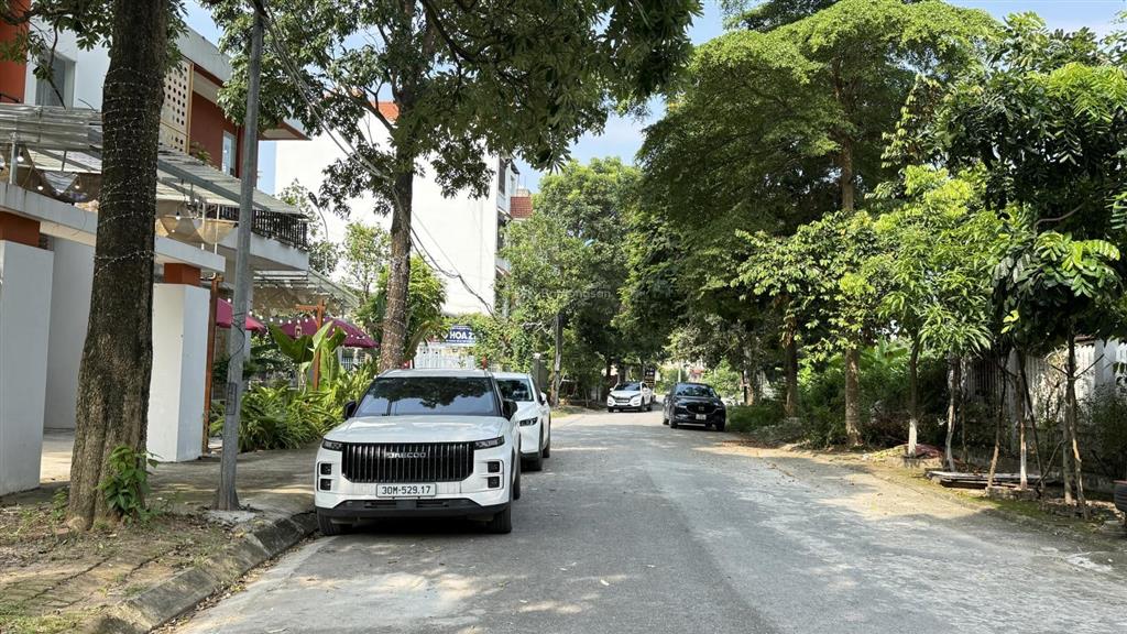 Chính chủ gửi bán lô đất 350 m2 áp góc lô đất mặt đường 24 m, kinh doanh nhà hàng, cafe sầm uất.