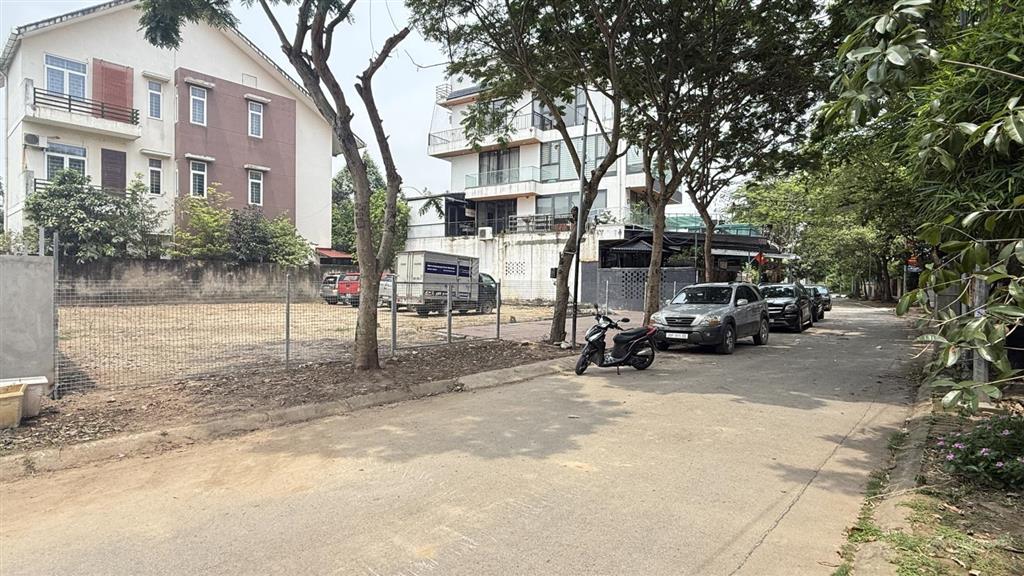 Bán gấp lô đất thương phẩm 425 m², sổ đỏ sang tên, sát trường đại học, khu dân cư đông đúc
