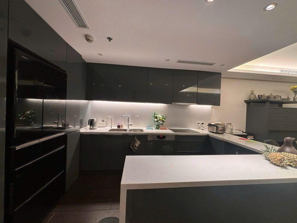 Dleroi Soleil 3 ngủ 146m tầng cao view hồ Tây đầy đủ nội thất giá chỉ 26 tỷ. 0914772279 