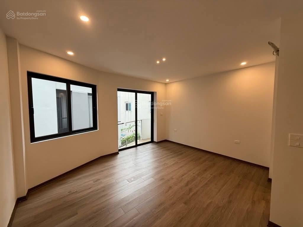 Bán nhà trong ngõ 21 phố thanh am long biên, nhà xây mới 5 tầng dt 32,5m2