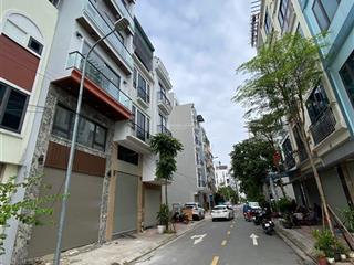 Cần bán nhà dt 50m x 5,5 tầng đường 12m khu tđc ngọc thuỵ sát hồ điều hoà 7 hecta long biên