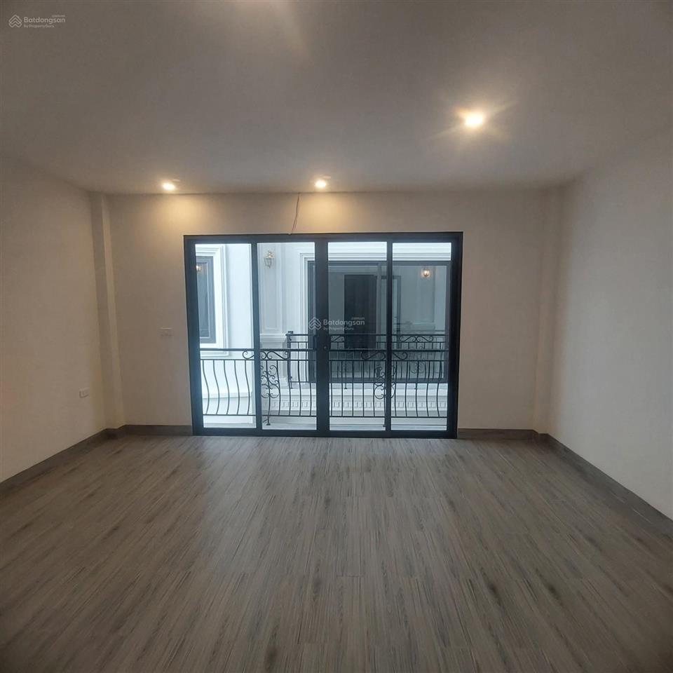 Bán nhà cự khối, long biên, 34m² x 3,5 tầng, ô tô 16 đỗ cổng, giá 4,65 tỷ