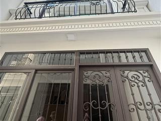 Bán nhà cự khối, long biên, 34m² x 3,5 tầng, ô tô 16 đỗ cổng, giá 4,65 tỷ