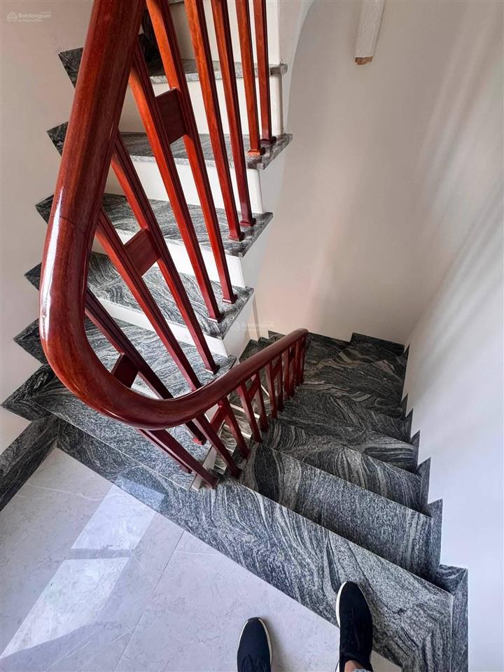 Chính chủ bán nhà ngọc thụy 30m2 4 tầng nội thất cơ bản ô tô đỗ tận cổng giá chỉ 6,8 tỷ