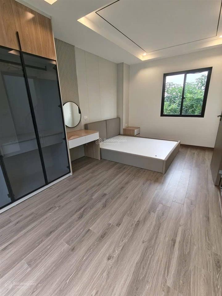 Chính chủ bán nhà ngọc thụy 30m2 x 4 tầng full nội thất ô tô đỗ tận cổng.