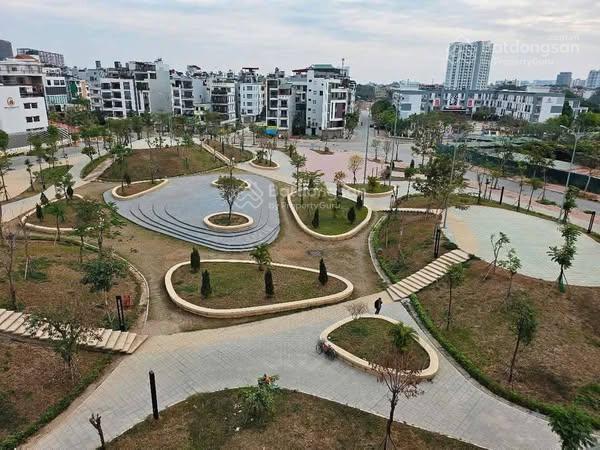 Tôi cần bán lô đất dt 60m2 đường 12m, vỉa hè, view công viên, mt 5m, kinh doanh giá 21,3 tỷ có tl.