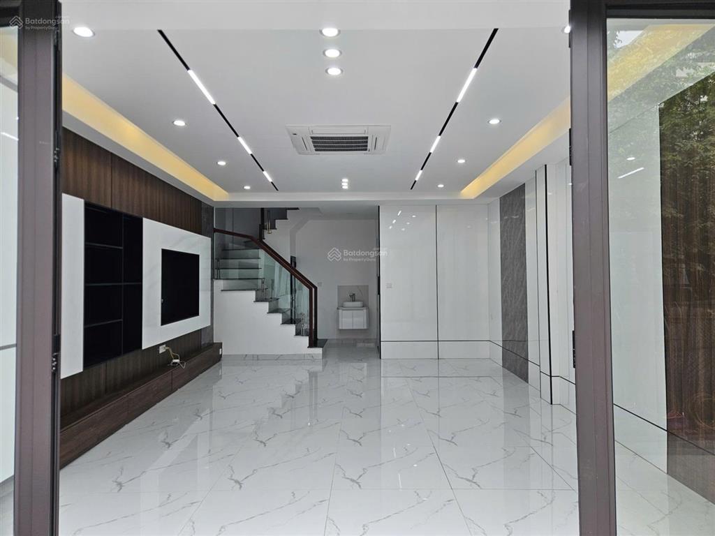 Cần bán căn nhà xây mới 6 tầng thang máy 4 phòng ngủ diện tích 50m², gần trường quốc tế việt pháp
