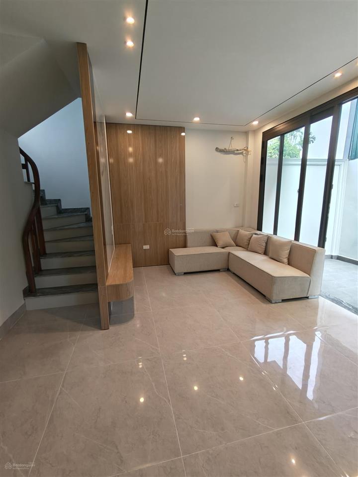 Cần bán nhà ngọc thụy dt 30m² x 4 tầng full nội thất ô tô đỗ tận cổng.