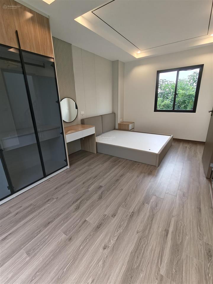 Cần bán nhà ngọc thụy dt 30m² x 4 tầng full nội thất ô tô đỗ tận cổng.