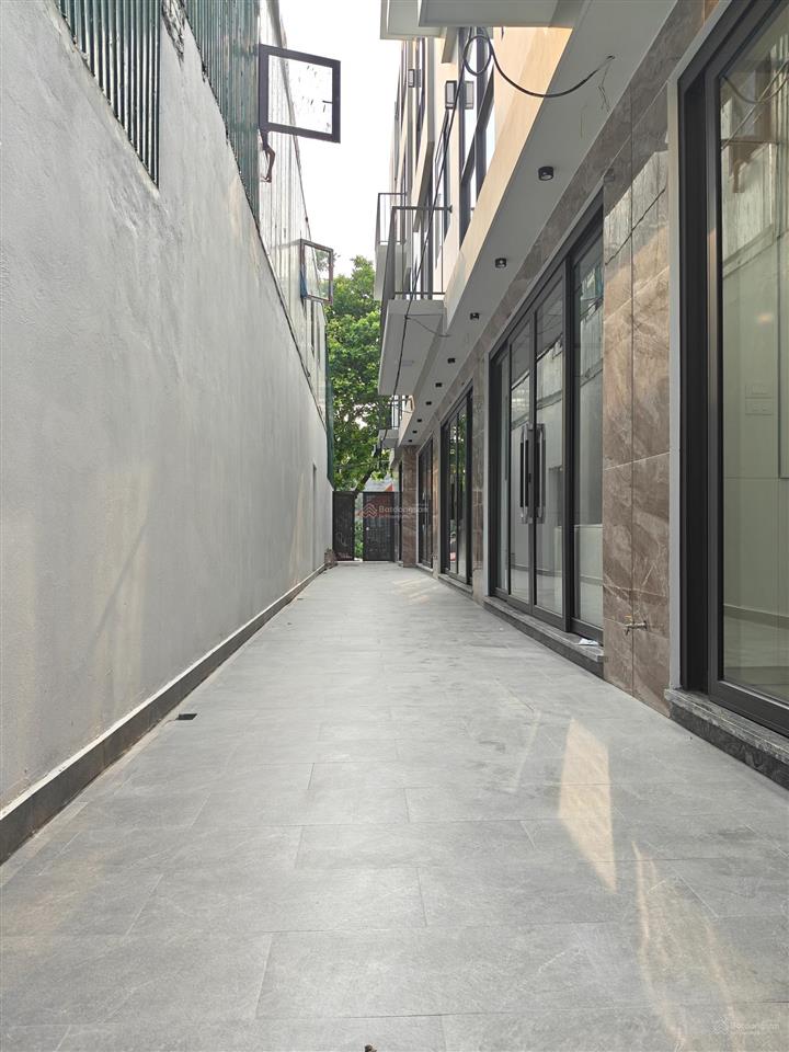 Cần bán nhà ngọc thụy dt 30m² x 4 tầng full nội thất ô tô đỗ tận cổng.