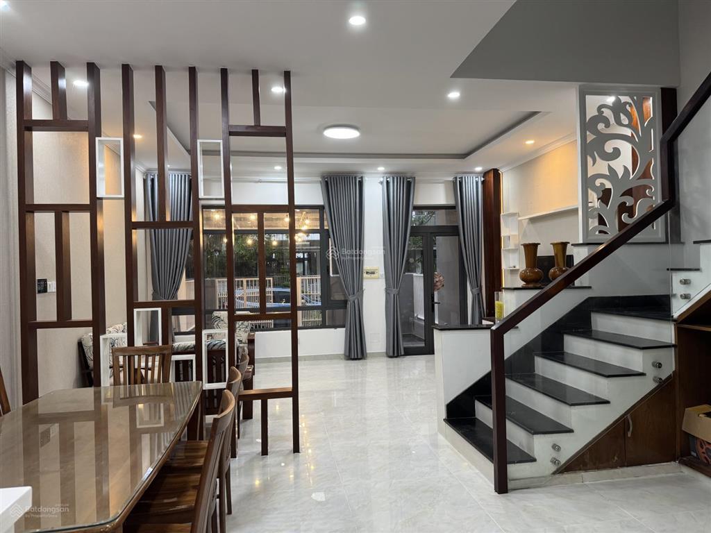 Cho thuê biệt thự phố đông village, 20 triệu vnd, 6x20, dtsd 224 m2, 5pn, 4wc, đầy đủ nội thất