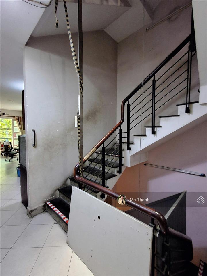 Ngang to hiếm, nh 9m x 16m, nhà nát tiện xây mới, tọa lạc phố ẩm thực phan xích long, sát quận 1