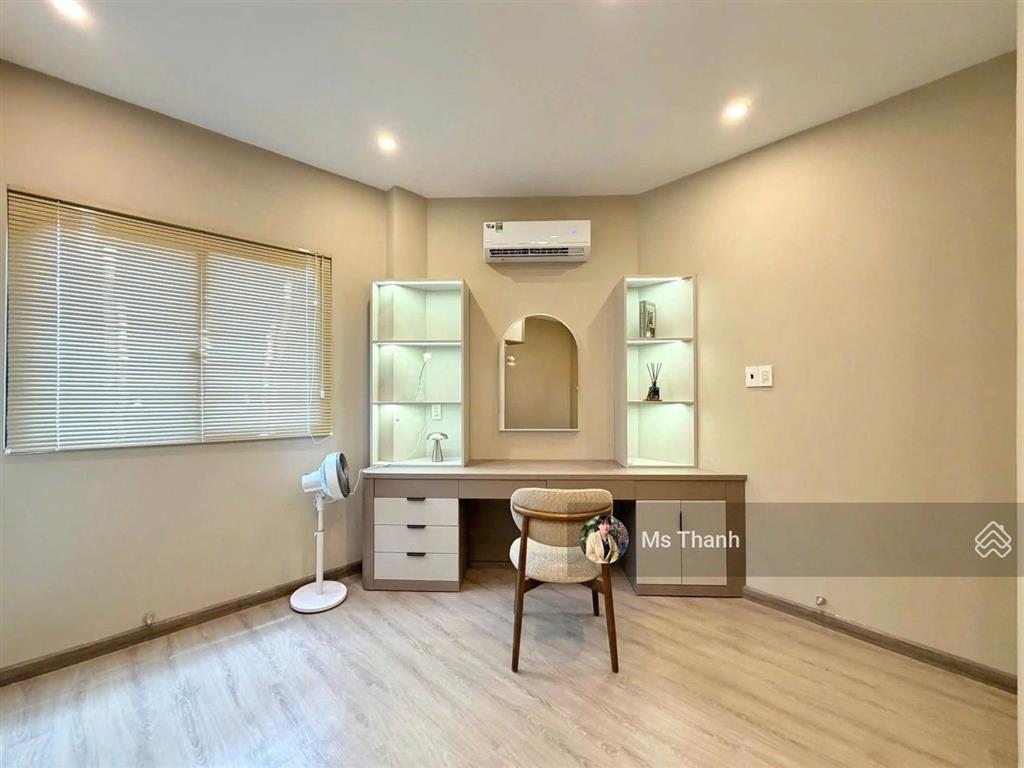 Hxh 1 trục, cách 6 căn ra mặt tiền, tọa lạc ngay botanic p. đức nhuận, 4,5mx10m, vuông vức, 5 tầng
