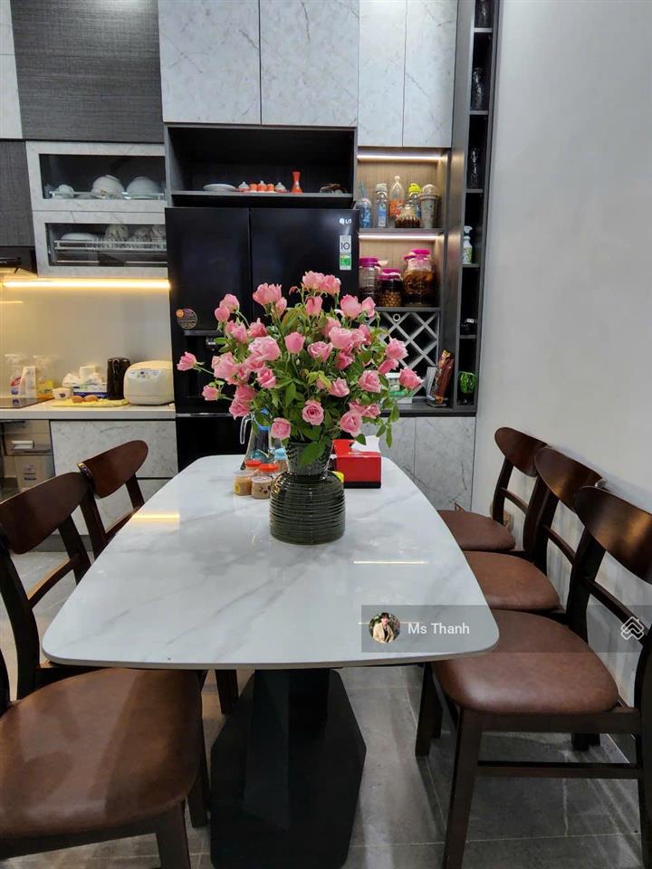 Nhà đẹp, ngang hiếm, khuôn đất đẹp vuông, 5mx8m, 4 tầng, ngay ngã 4 phố thời trang lê văn sỹ q.3