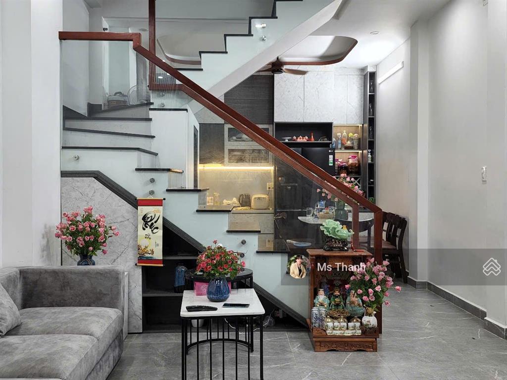 Nhà đẹp, ngang hiếm, khuôn đất đẹp vuông, 5mx8m, 4 tầng, ngay ngã 4 phố thời trang lê văn sỹ q.3