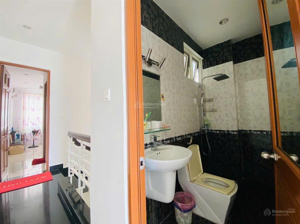 Bán gấp nhà biệt thự 3 tầng tại 32 vạn kiếp, trung tâm nha trang, ngang 10m mặt tiền, hậu 7m