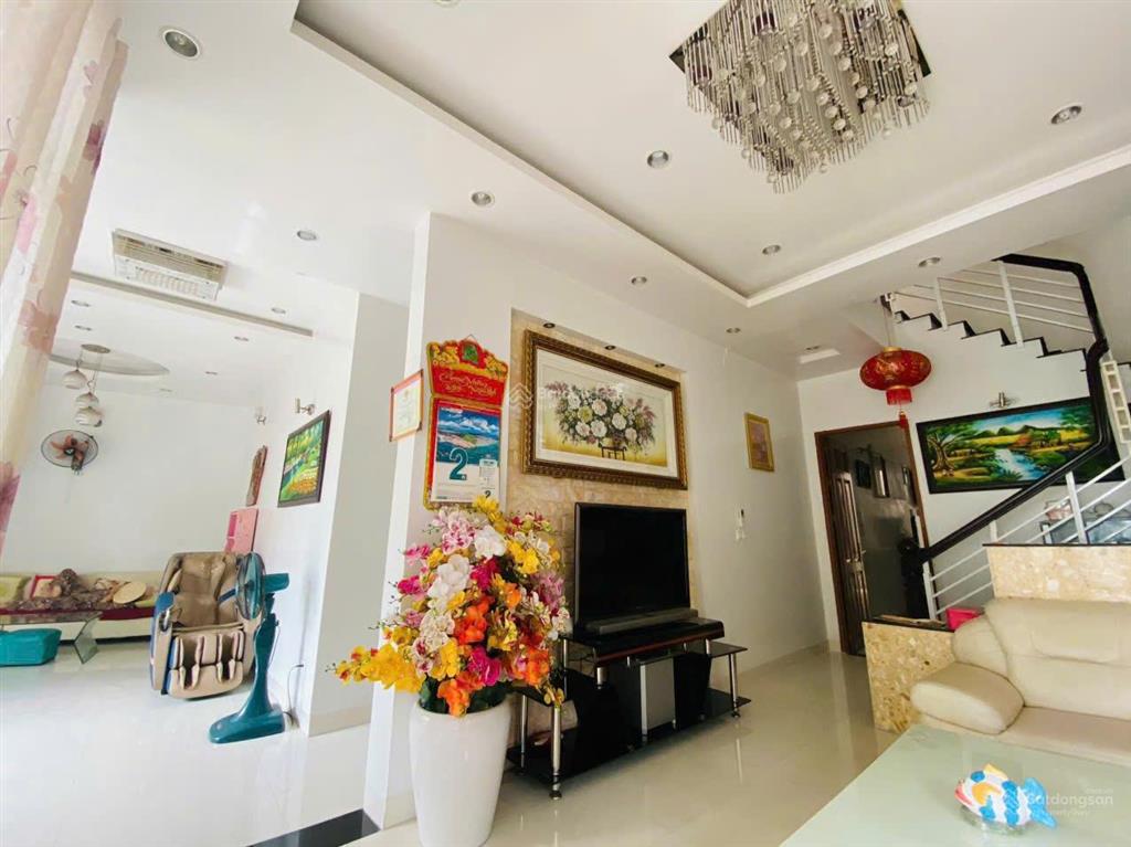 Bán gấp nhà biệt thự 3 tầng tại 32 vạn kiếp, trung tâm nha trang, ngang 10m mặt tiền, hậu 7m