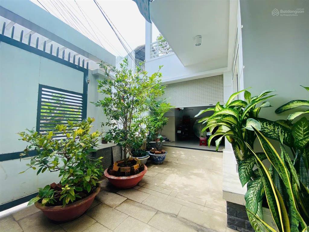 Bán gấp nhà biệt thự 3 tầng tại 32 vạn kiếp, trung tâm nha trang, ngang 10m mặt tiền, hậu 7m