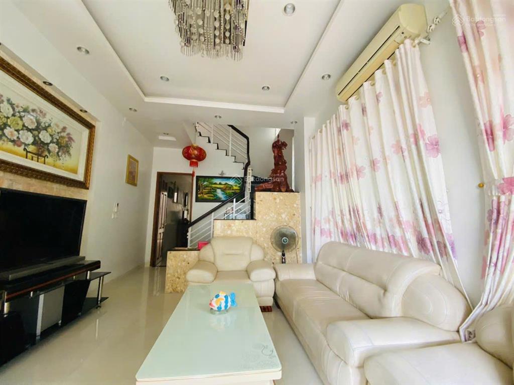 Bán gấp nhà biệt thự 3 tầng tại 32 vạn kiếp, trung tâm nha trang, ngang 10m mặt tiền, hậu 7m