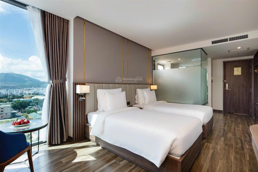 Bán khách sạn 3 sao mặt tiền biệt thự, phố người tây nha trang, gồm 19 tầng nổi và 1 hầm