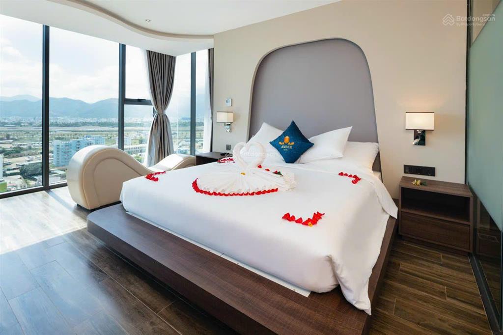Bán khách sạn 3 sao mặt tiền biệt thự, phố người tây nha trang, gồm 19 tầng nổi và 1 hầm