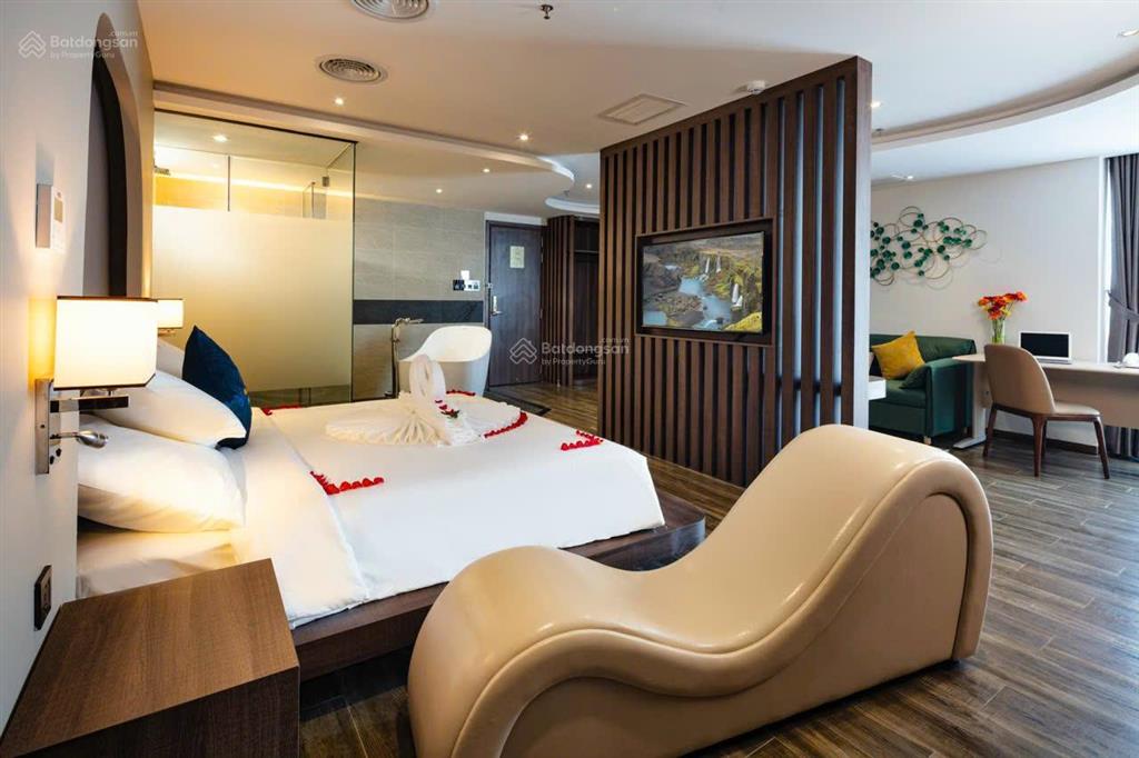Bán khách sạn 3 sao mặt tiền biệt thự, phố người tây nha trang, gồm 19 tầng nổi và 1 hầm