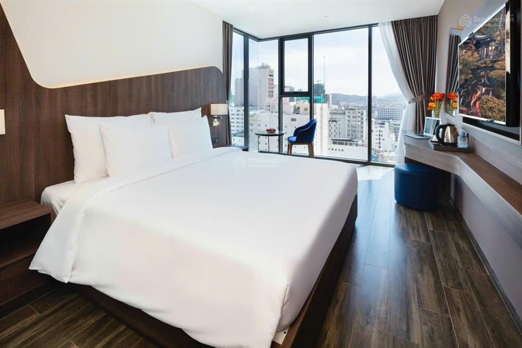 Bán khách sạn 3 sao mặt tiền biệt thự, phố người tây nha trang, gồm 19 tầng nổi và 1 hầm