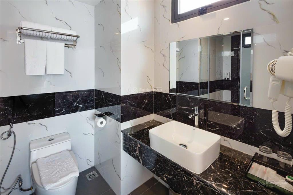 Bán khách sạn 3 sao mặt tiền biệt thự, phố người tây nha trang, gồm 19 tầng nổi và 1 hầm