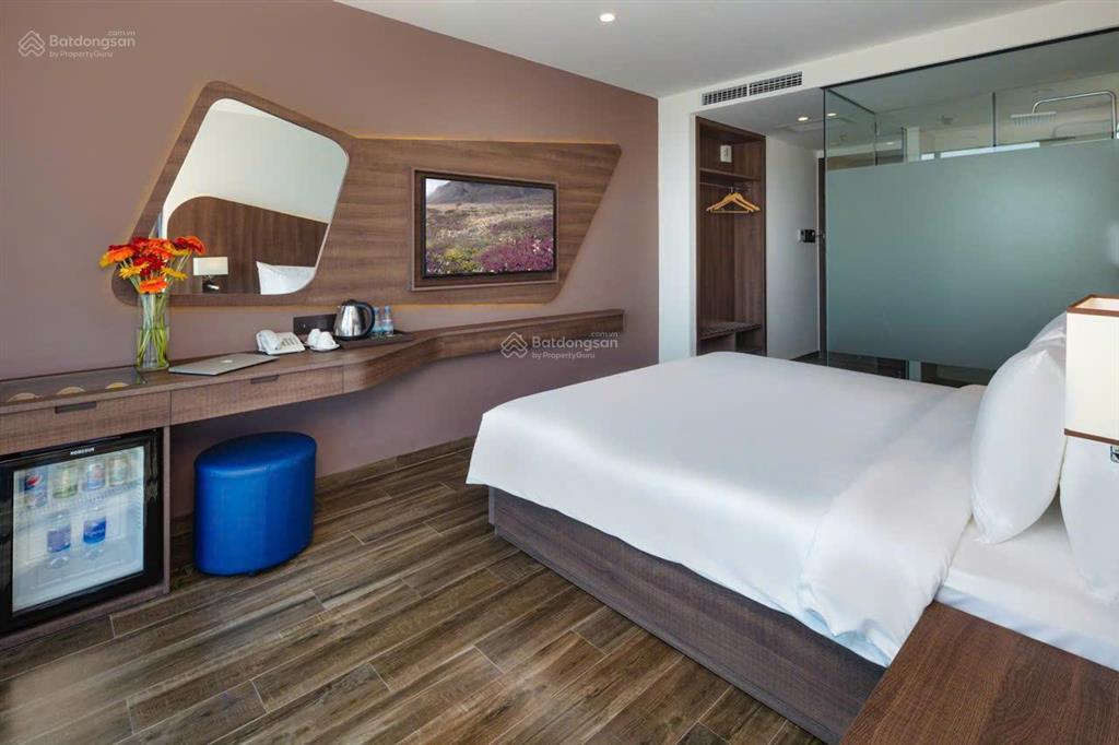 Bán khách sạn 3 sao mặt tiền biệt thự, phố người tây nha trang, gồm 19 tầng nổi và 1 hầm