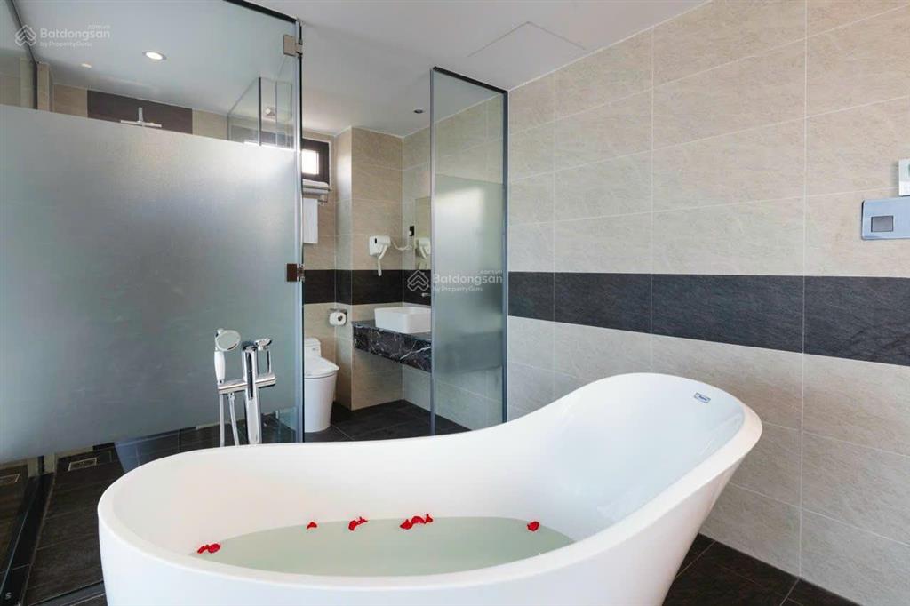 Bán khách sạn 3 sao mặt tiền biệt thự, phố người tây nha trang, gồm 19 tầng nổi và 1 hầm