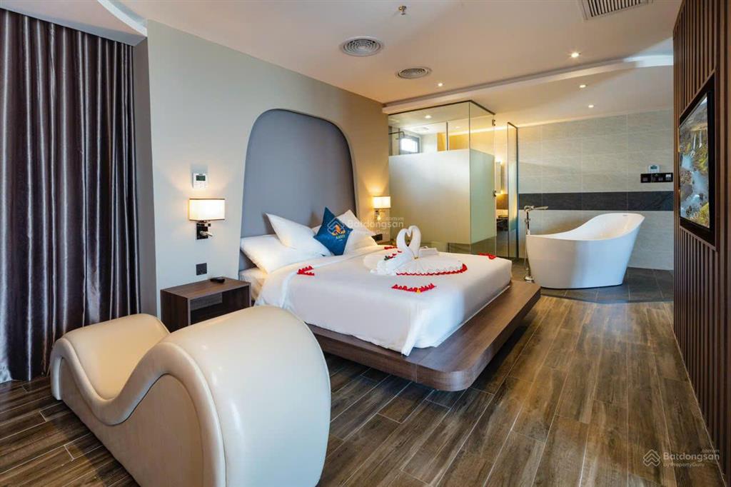 Bán khách sạn 3 sao mặt tiền biệt thự, phố người tây nha trang, gồm 19 tầng nổi và 1 hầm