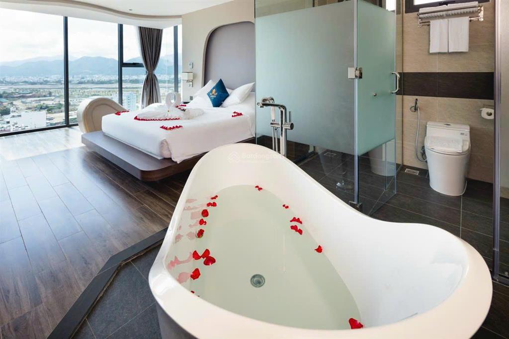 Bán khách sạn 3 sao mặt tiền biệt thự, phố người tây nha trang, gồm 19 tầng nổi và 1 hầm