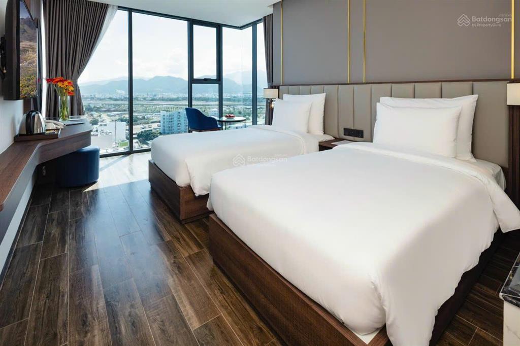 Bán khách sạn 3 sao mặt tiền biệt thự, phố người tây nha trang, gồm 19 tầng nổi và 1 hầm