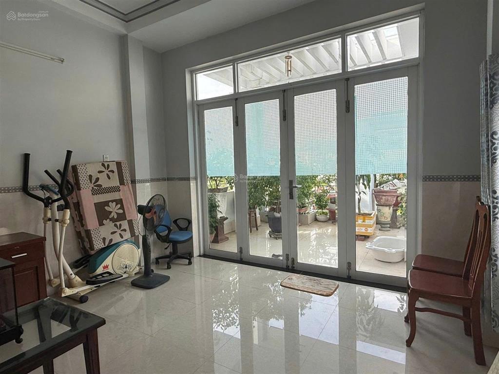 Bán nhà 4 tầng 4pn, 5wc đường nguyễn công trứ sát chợ đầm, ra biển nha trang 2 phút  chỉ 17 tỷ