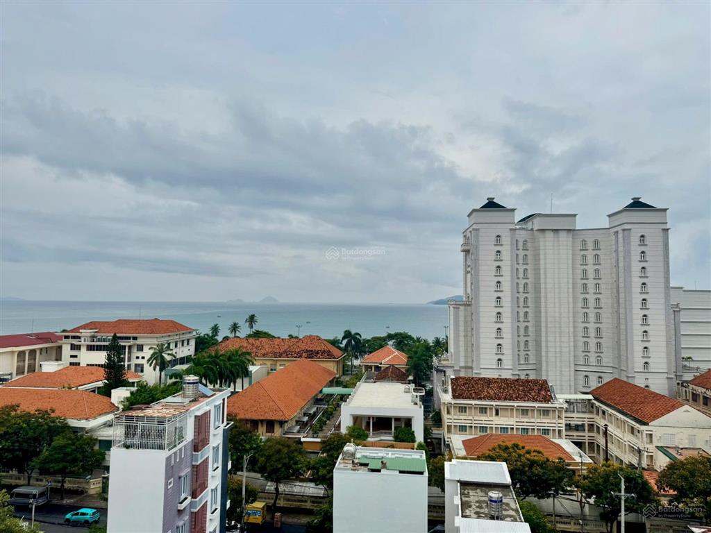 Bán tòa khách sạn 18 phòng đầy đủ giấy tờ, nằm hẻm oto đường paster, phường nha trang