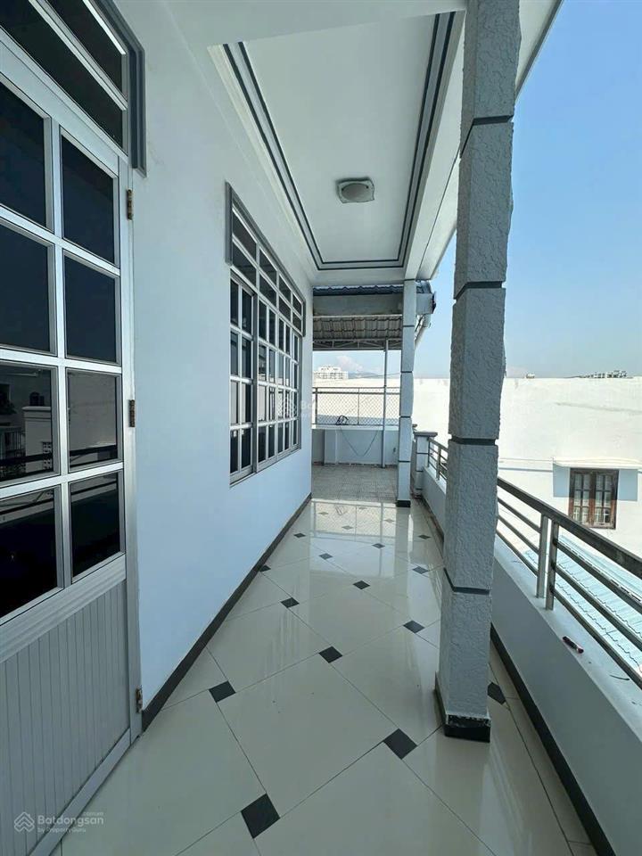 Bán nhà trung tâm 3 tầng 7pn, 2wc ngay trần thị tính khu bàn cờ nha trang ngang 10m