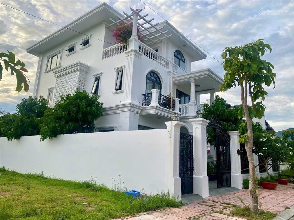 Bán biệt thự ven sông tắc nha trang có thang máy đang cho thuê 50 triệu/tháng
