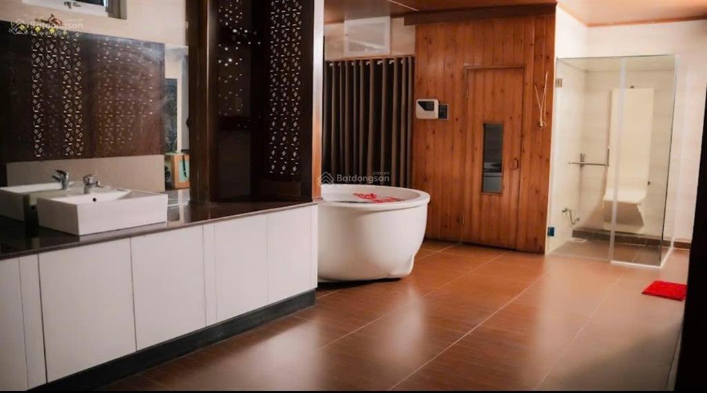 Bán tòa nhà 11 tầng, sát biển nha trang. đang cho thuê massage 110 triệu/tháng