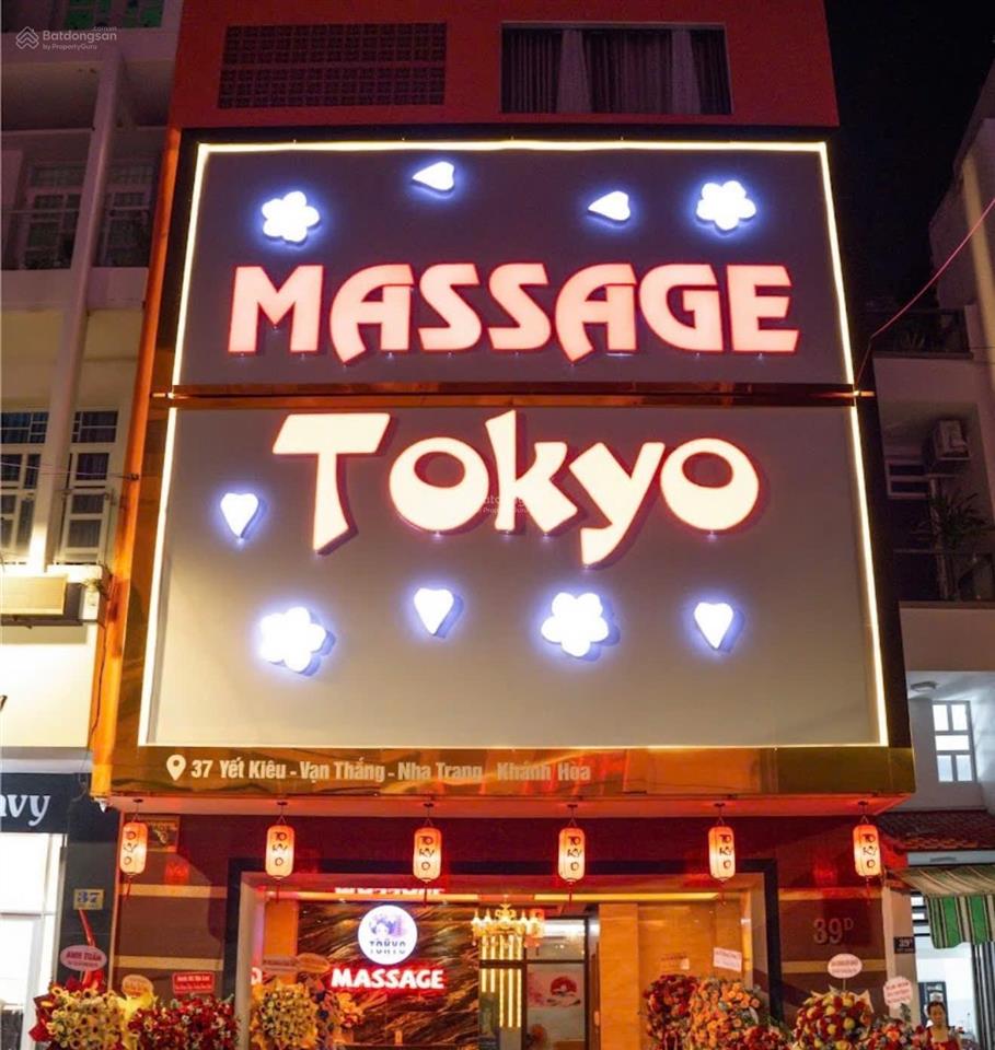 Bán tòa nhà 11 tầng, sát biển nha trang. đang cho thuê massage 110 triệu/tháng