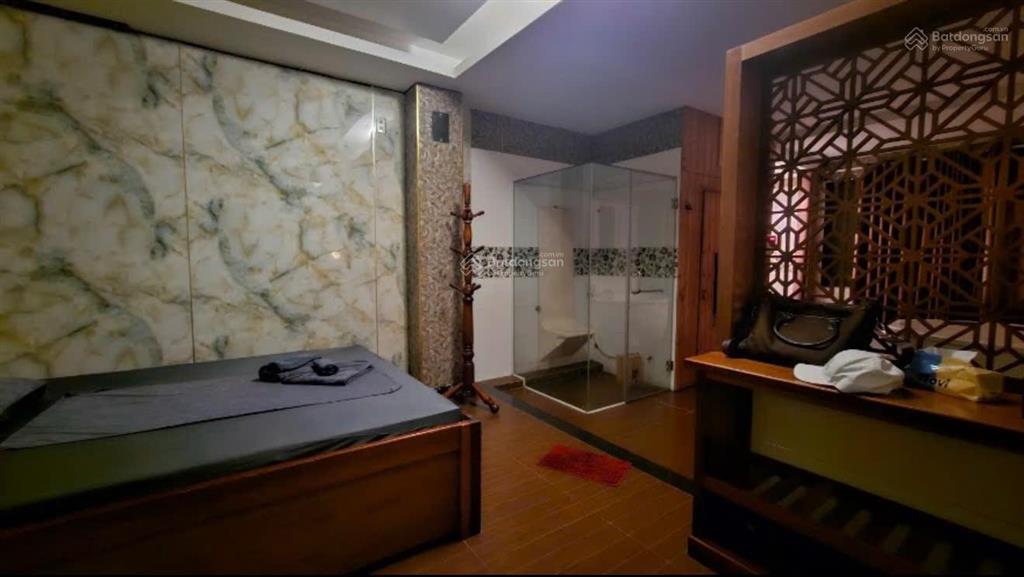 Bán tòa nhà 11 tầng, sát biển nha trang. đang cho thuê massage 110 triệu/tháng